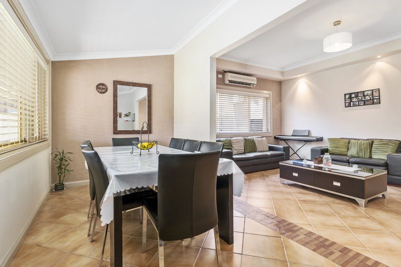 Photo - 9 Timbillica Close, Prestons NSW 2170 - Image 3