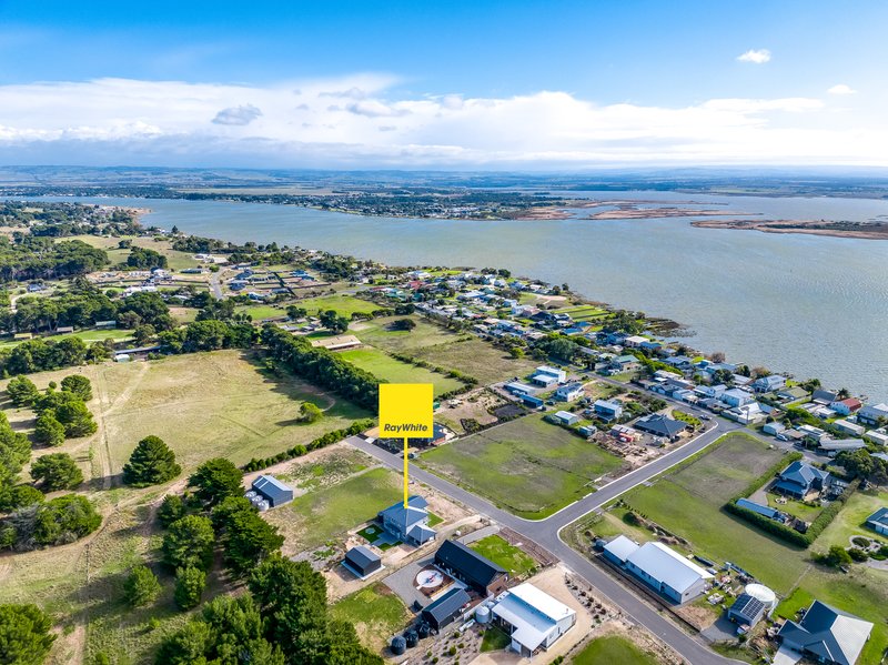 Photo - 9 Tremaine Avenue, Hindmarsh Island SA 5214 - Image 4