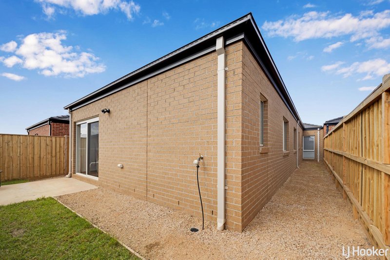 Photo - 9 Trondheim Street, Rockbank VIC 3335 - Image 8