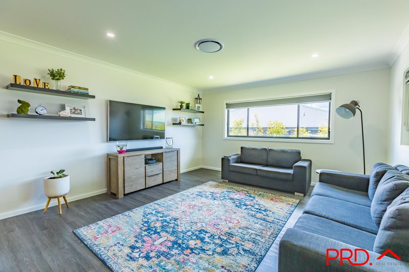 Photo - 9 Tuscany Boulevard, Tamworth NSW 2340 - Image 4