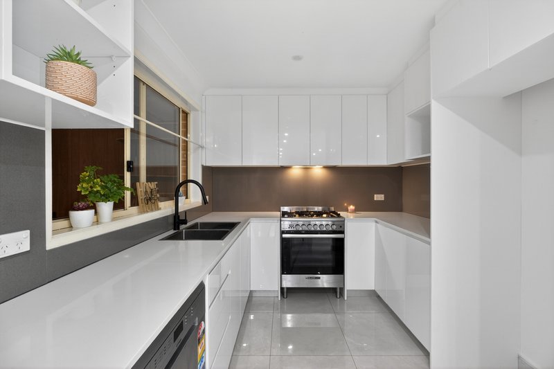 Photo - 9 Vanessa Place, Macquarie Fields NSW 2564 - Image 3