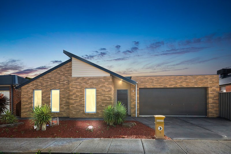 9 Weavers Street, Manor Lakes VIC 3024