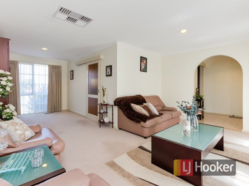 Photo - 9 Wevlin Close, Endeavour Hills VIC 3802 - Image 4