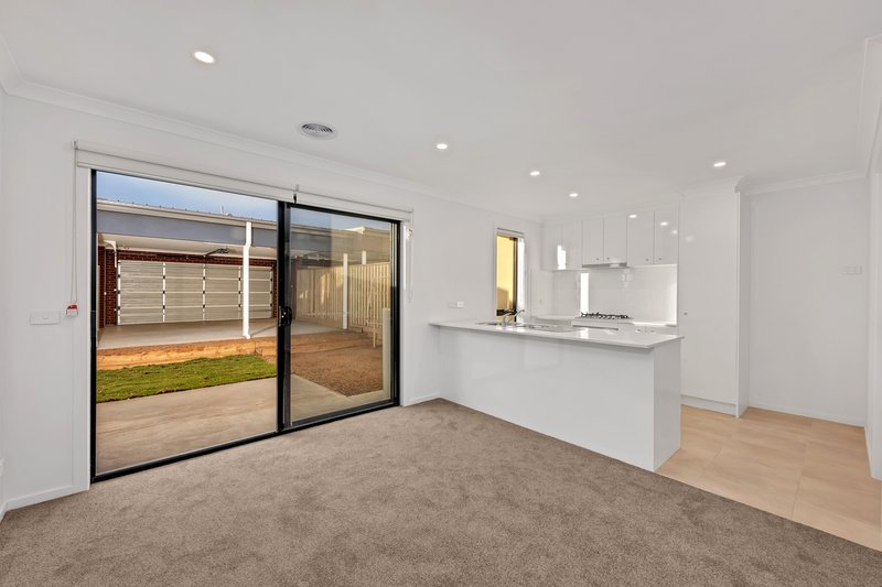 Photo - 9 Woko Walk, Wollert VIC 3750 - Image 2