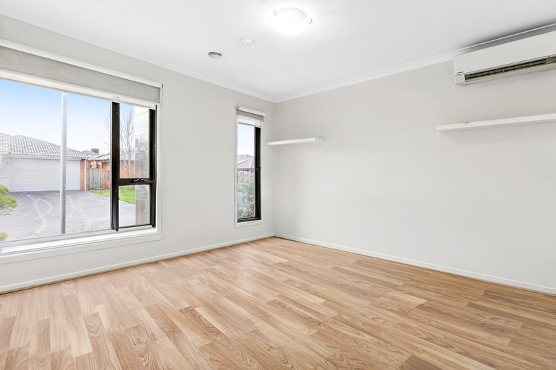 Photo - 9 Wolomina Crescent, Werribee VIC 3030 - Image 2