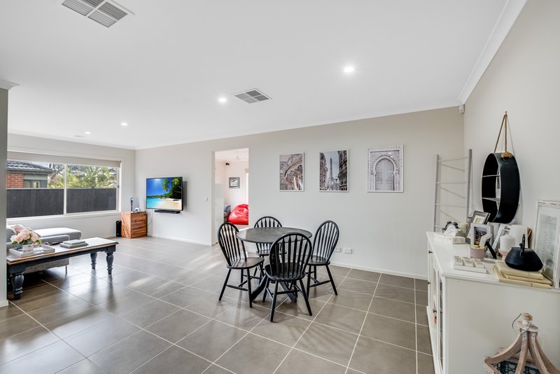 Photo - 9 Zieria Drive, South Morang VIC 3752 - Image 5