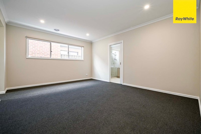 Photo - 90 Basildon Crescent, Strathtulloh VIC 3338 - Image 2