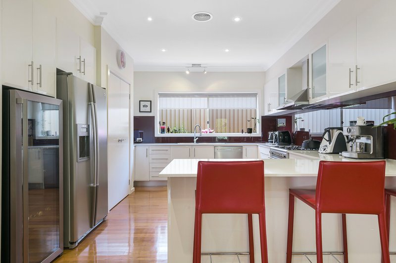 Photo - 90 Fairholme Boulevard, Berwick VIC 3806 - Image 2