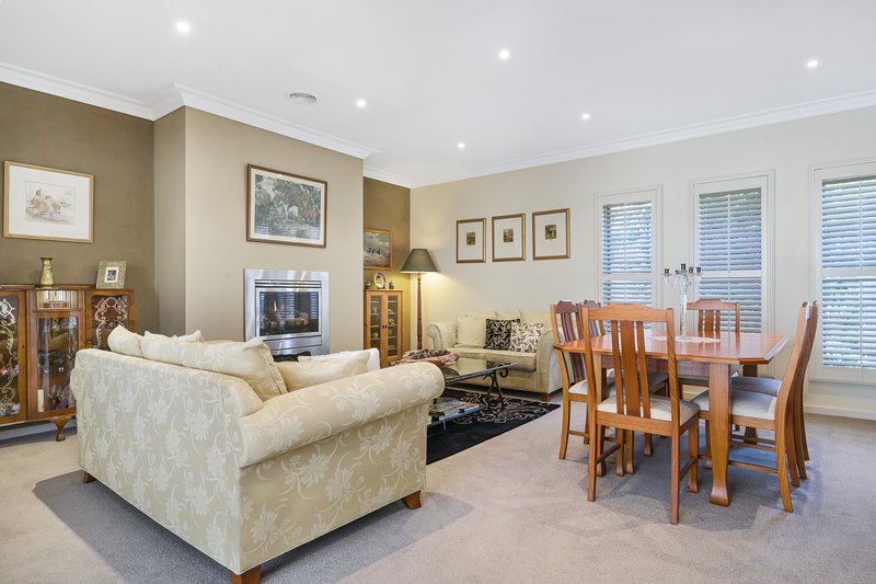 Photo - 90 Fairholme Boulevard, Berwick VIC 3806 - Image 5