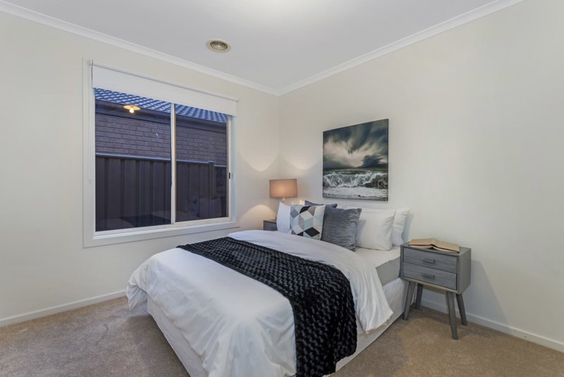 Photo - 90 Hatchlands Drive, Deer Park VIC 3023 - Image 9