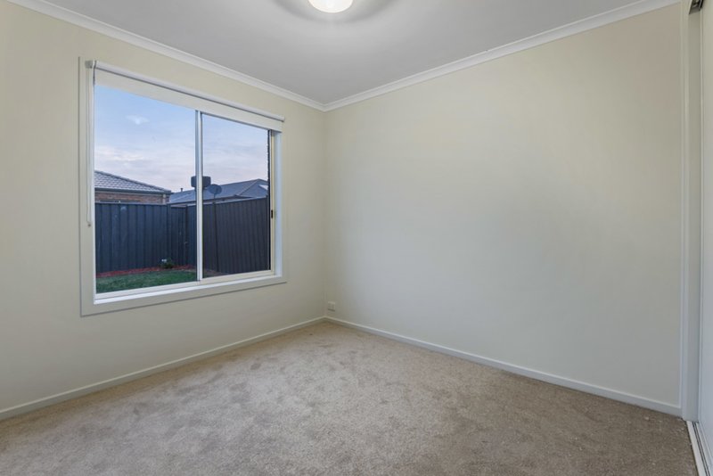 Photo - 90 Hatchlands Drive, Deer Park VIC 3023 - Image 10