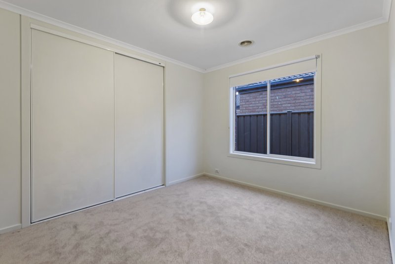 Photo - 90 Hatchlands Drive, Deer Park VIC 3023 - Image 11