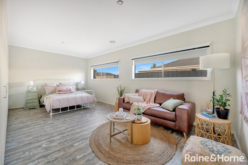 Photo - 90 Hawking Crescent, Fraser Rise VIC 3336 - Image 11