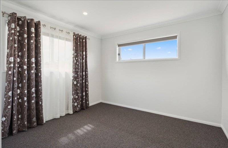 Photo - 90 John Markwell Parade, Daisy Hill QLD 4127 - Image 8