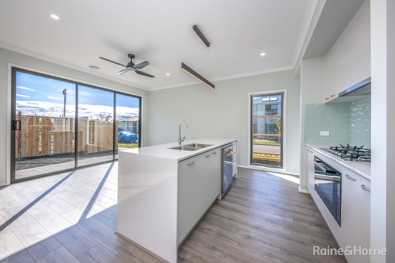 Photo - 90 Lollipop Crescent, Sunbury VIC 3429 - Image 3