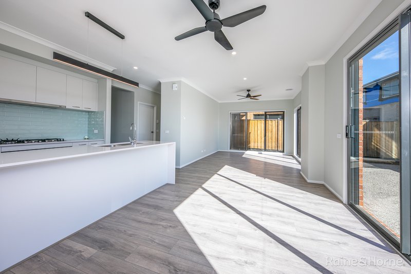 Photo - 90 Lollipop Crescent, Sunbury VIC 3429 - Image 4