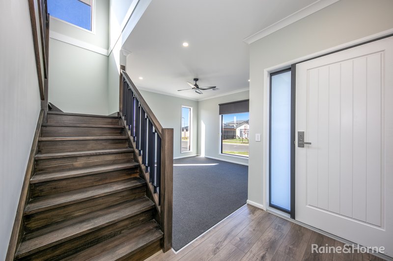 Photo - 90 Lollipop Crescent, Sunbury VIC 3429 - Image 5