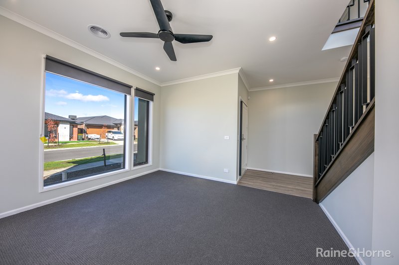 Photo - 90 Lollipop Crescent, Sunbury VIC 3429 - Image 6