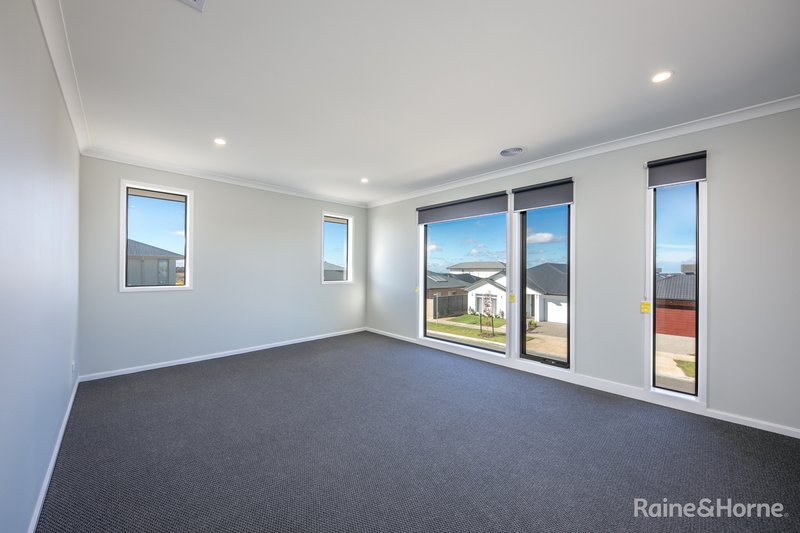 Photo - 90 Lollipop Crescent, Sunbury VIC 3429 - Image 7