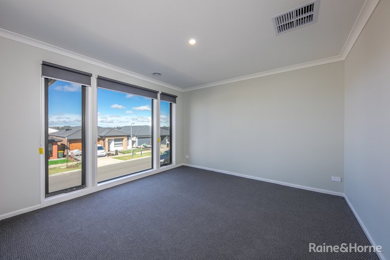 Photo - 90 Lollipop Crescent, Sunbury VIC 3429 - Image 8
