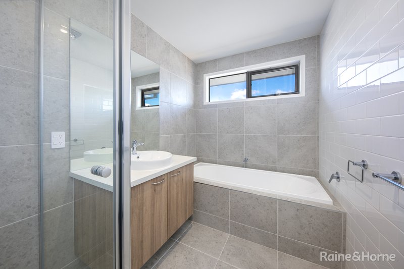 Photo - 90 Lollipop Crescent, Sunbury VIC 3429 - Image 10