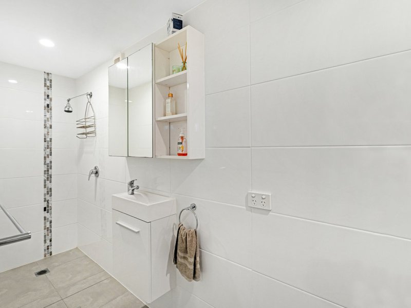 Photo - 90 Pappas Way, Carrara QLD 4211 - Image 17