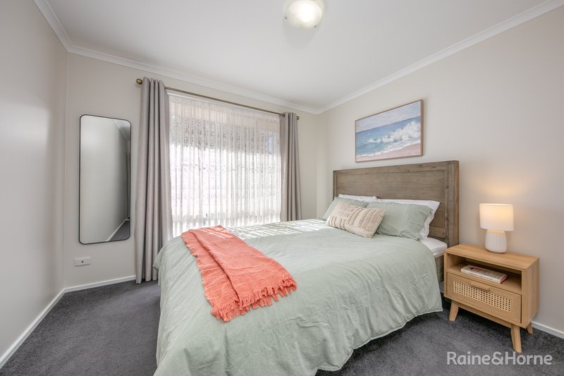 Photo - 90 Sorbonne Drive, Sunbury VIC 3429 - Image 5