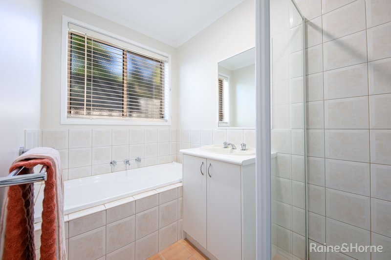 Photo - 90 Sorbonne Drive, Sunbury VIC 3429 - Image 7