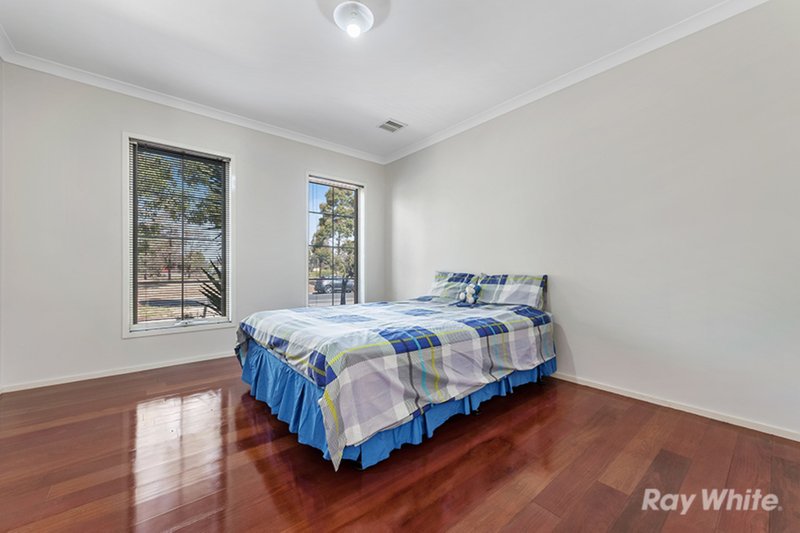 Photo - 90 Tenterfield Drive, Burnside Heights VIC 3023 - Image 9