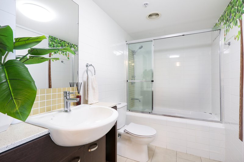 Photo - 902/18 Fern Street, Surfers Paradise QLD 4217 - Image 12