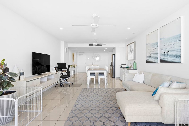 Photo - 902/388 Marine Parade, Southport QLD 4215 - Image 3