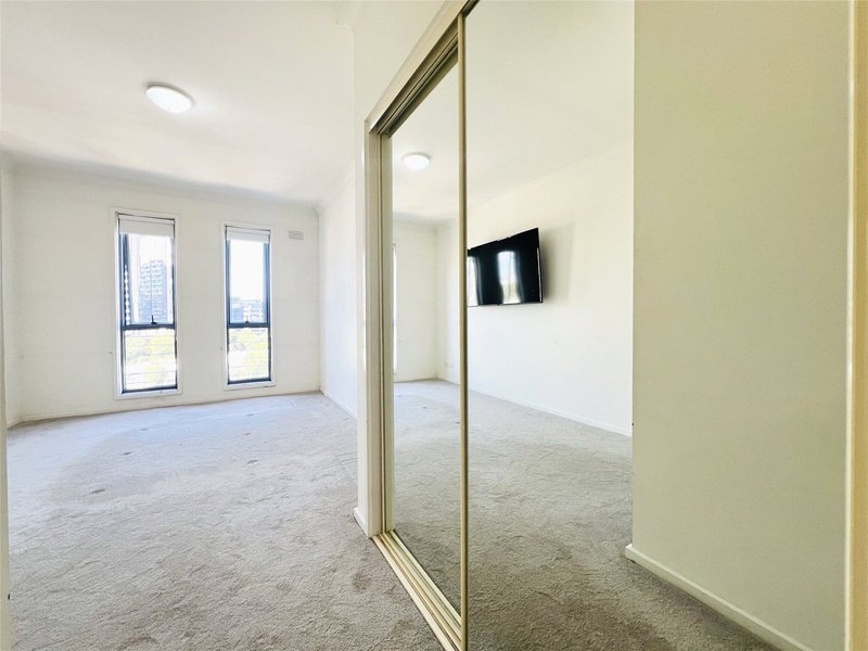 Photo - 907/102 Wells Street, Southbank VIC 3006 - Image 5