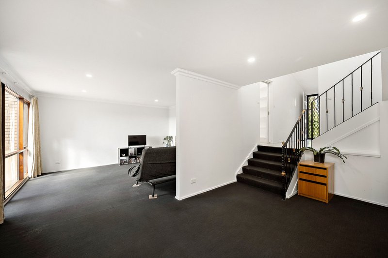 Photo - 91 Barnet Close, Phillip ACT 2606 - Image 5