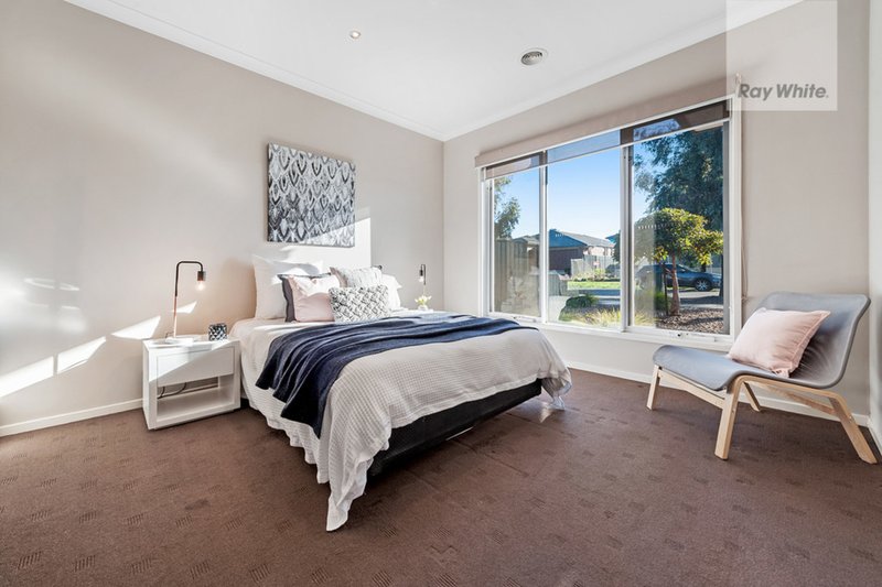 Photo - 91 Charteris Drive, Craigieburn VIC 3064 - Image 7