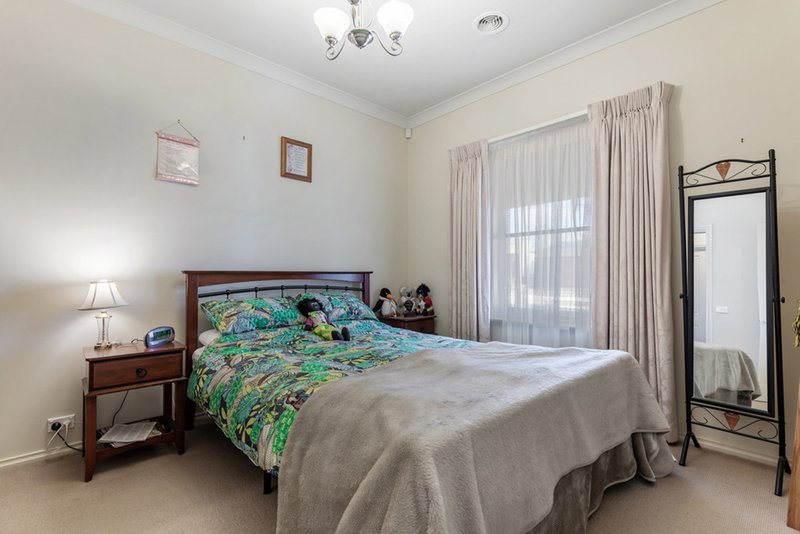 Photo - 91 Mareeba Way, Craigieburn VIC 3064 - Image 5