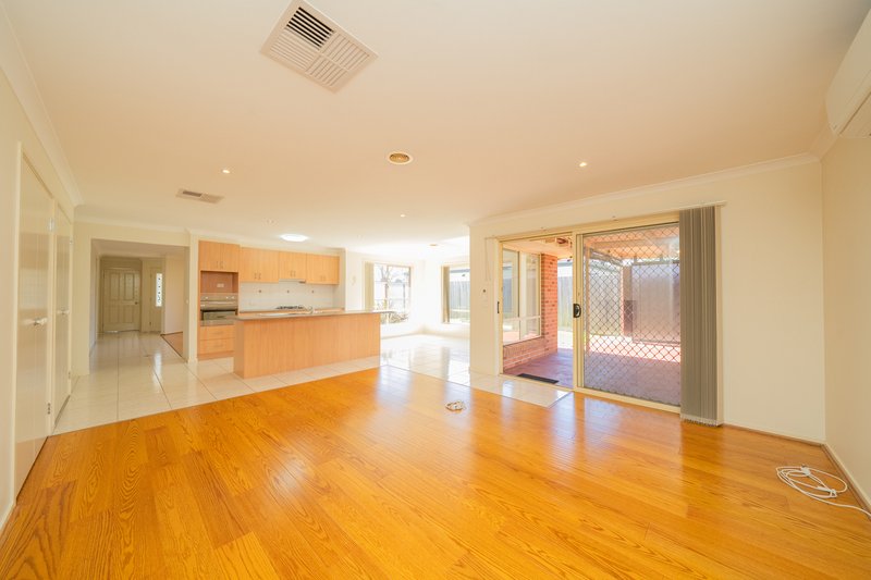 Photo - 91 Melzak Way, Berwick VIC 3806 - Image 4