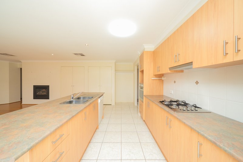 Photo - 91 Melzak Way, Berwick VIC 3806 - Image 5