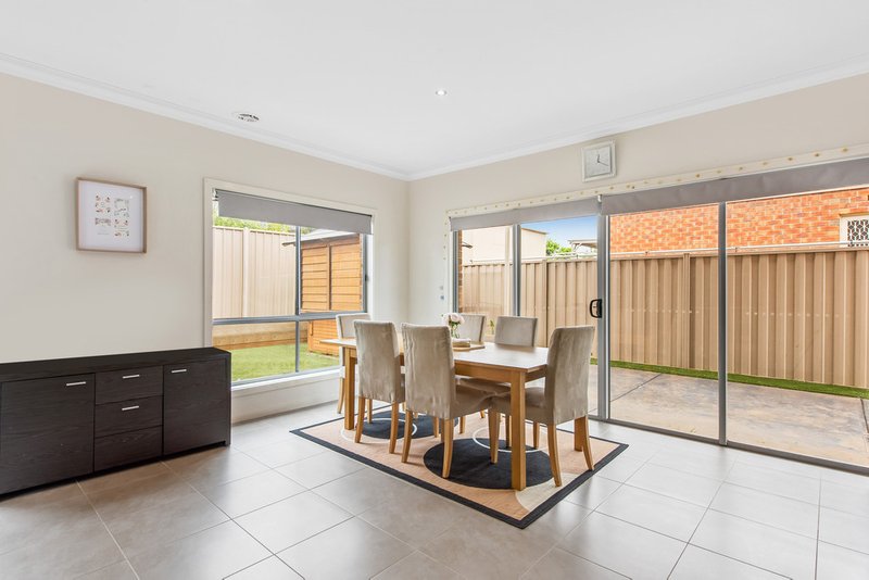 Photo - 91 Oakview Parade, Caroline Springs VIC 3023 - Image 4