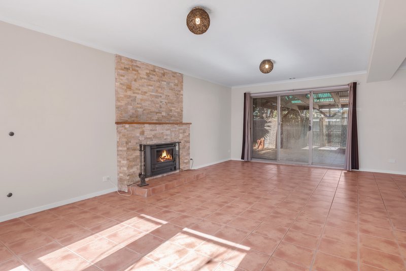 Photo - 91 Songlark Crescent, Werribee VIC 3030 - Image 2