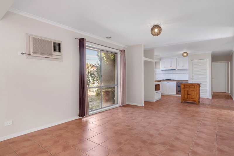 Photo - 91 Songlark Crescent, Werribee VIC 3030 - Image 3