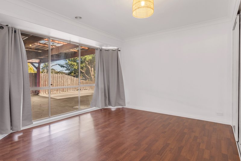 Photo - 91 Songlark Crescent, Werribee VIC 3030 - Image 6