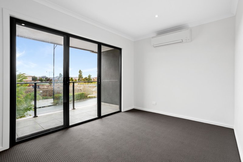 Photo - 9/1 Village Way, Pakenham VIC 3810 - Image 4