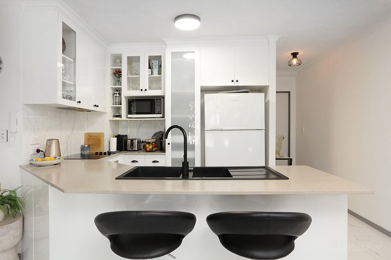 Photo - 9/10-12 Bath Street, Labrador QLD 4215 - Image 11