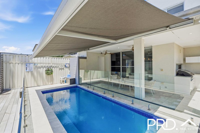 Photo - 911 Henry Lawson Drive, Picnic Point NSW 2213 - Image 16