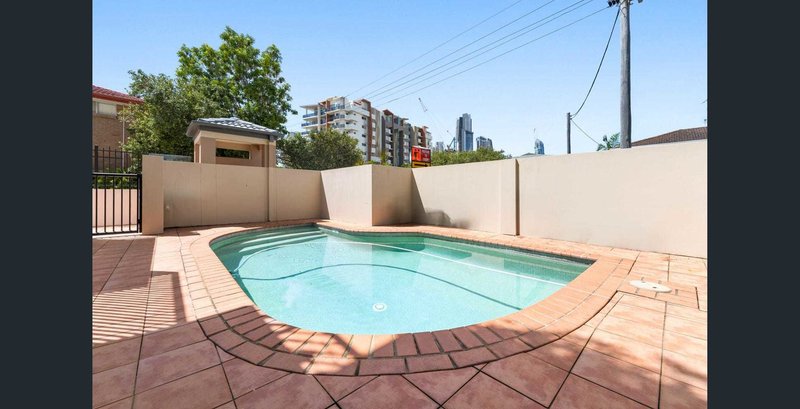 Photo - 9/13-15 Illawong Street, Surfers Paradise QLD 4217 - Image 4