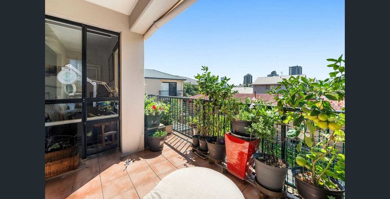 Photo - 9/13-15 Illawong Street, Surfers Paradise QLD 4217 - Image 12