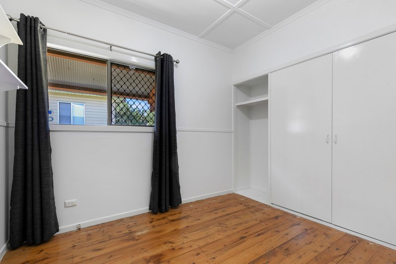 Photo - 92 Boxgrove Avenue, Wynnum QLD 4178 - Image 9