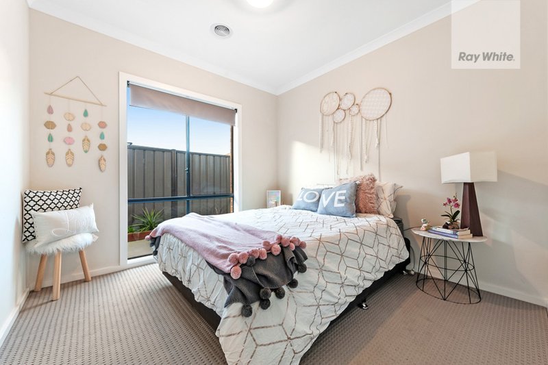 Photo - 92 Moor Park Drive, Craigieburn VIC 3064 - Image 14