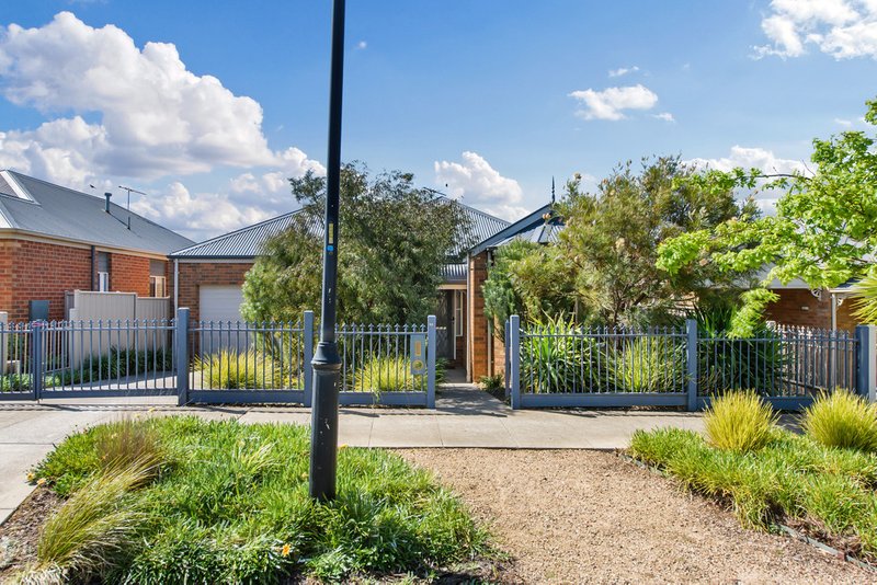 92 Oakview Parade, Caroline Springs VIC 3023