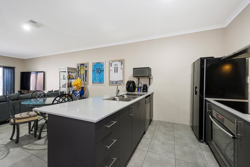 Photo - 92 Thornbill Crescent, Coodanup WA 6210 - Image 11